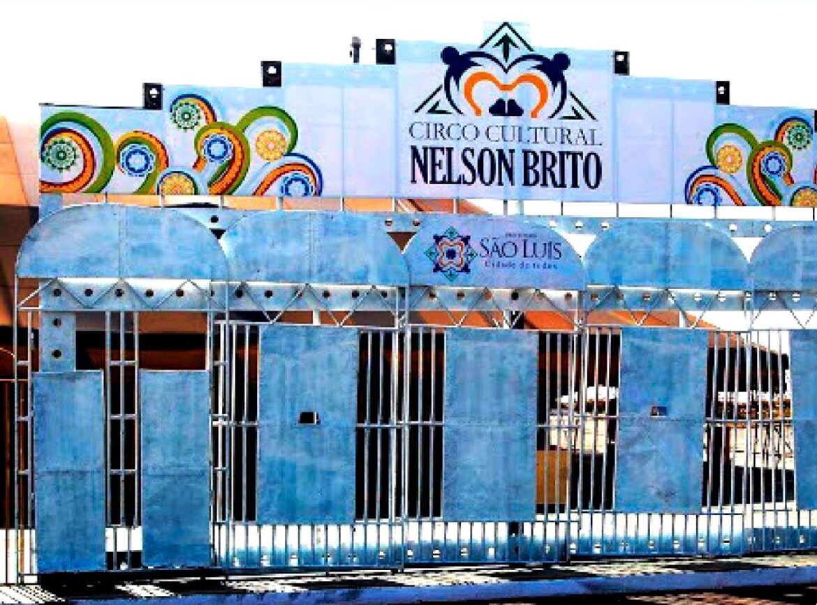 Fachada do Circo Cultural Nelson Brito com letreiro em azul e branco, antes do desmonte em 2012