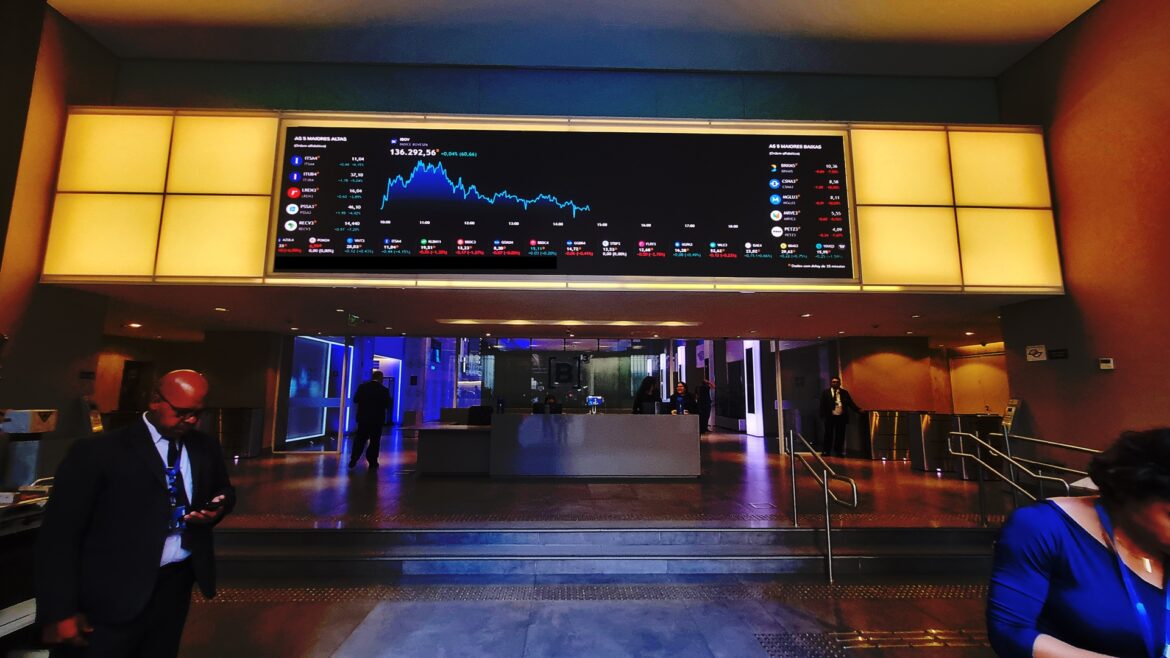 Movimentação na Bolsa de Valores, B3, no centro de São Paulo, em 14 de maio de 2025.
