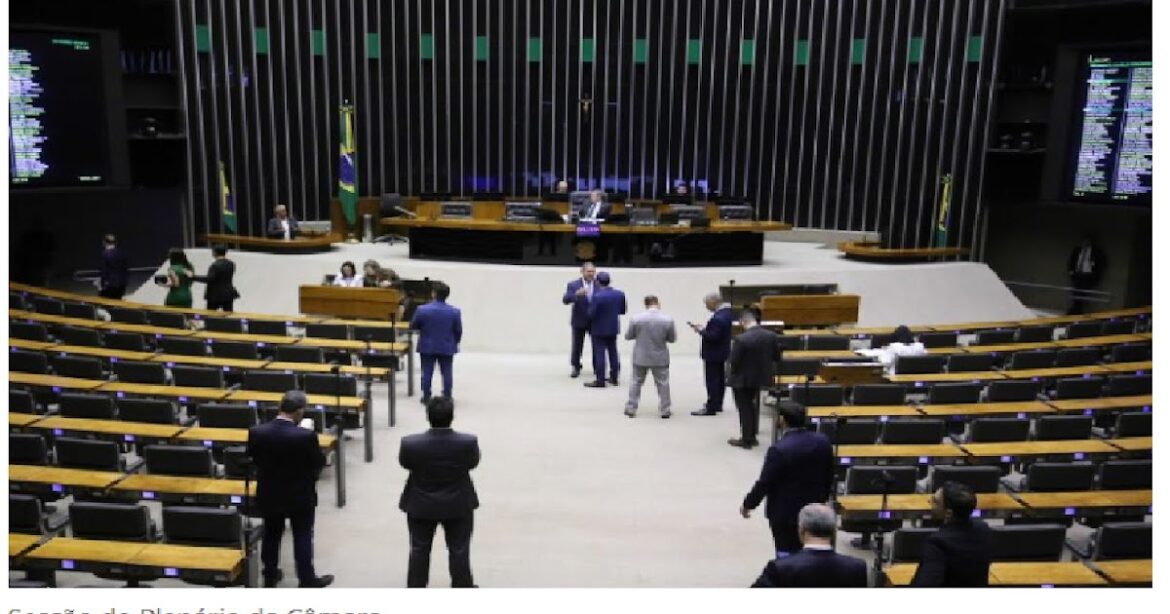 Câmara aprova proposta que permite acumular cargo de professor no serviço público