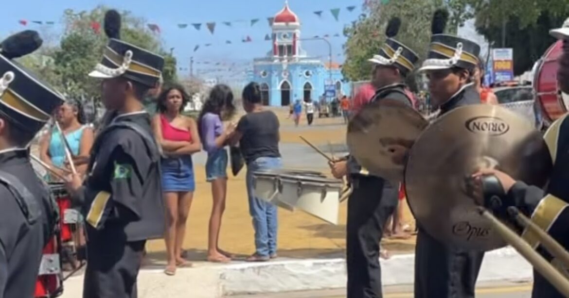 Com praça vazia, Prefeitura de Ribamar realiza desfile cívico fora da data e afunda tradição