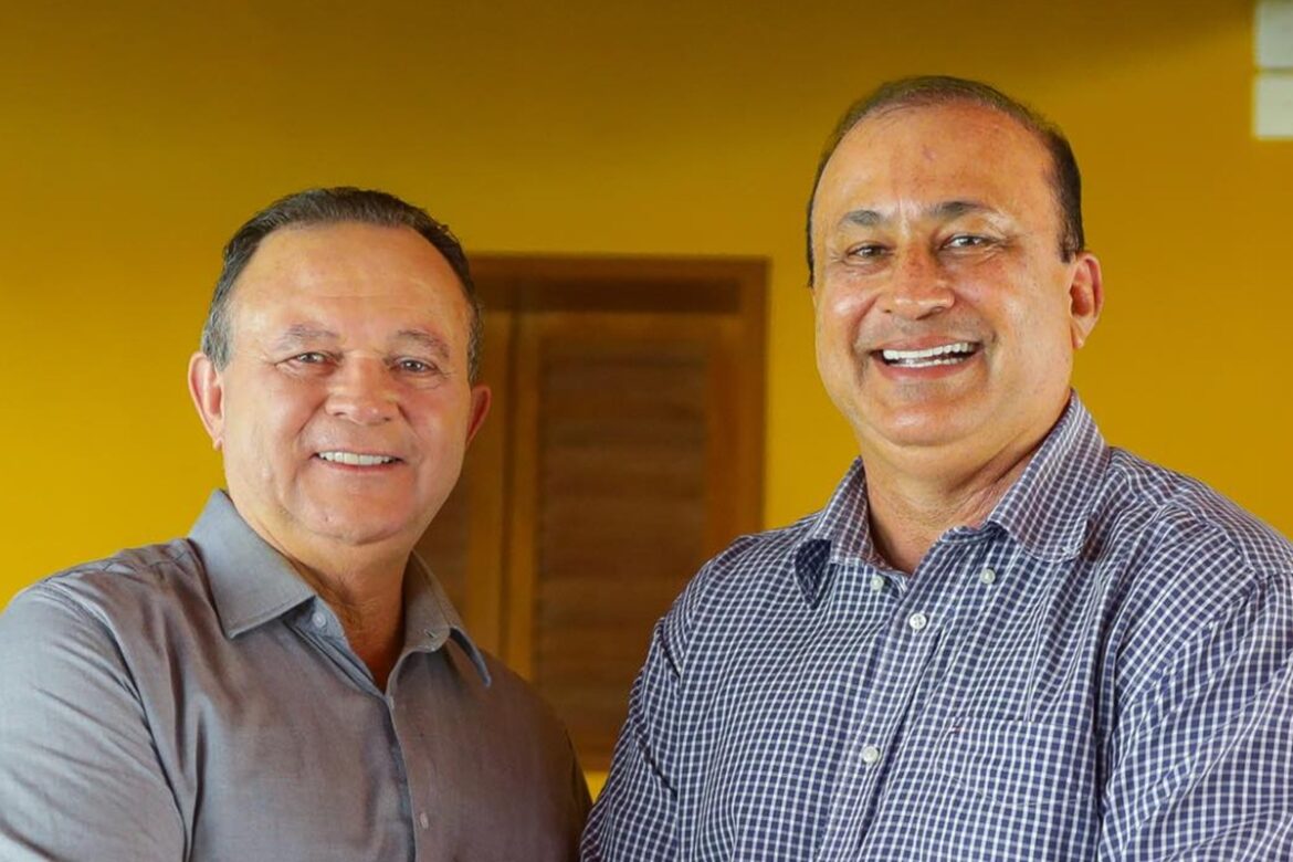Carlos Brandão e Marcus Brandão posam lado a lado sorrindo