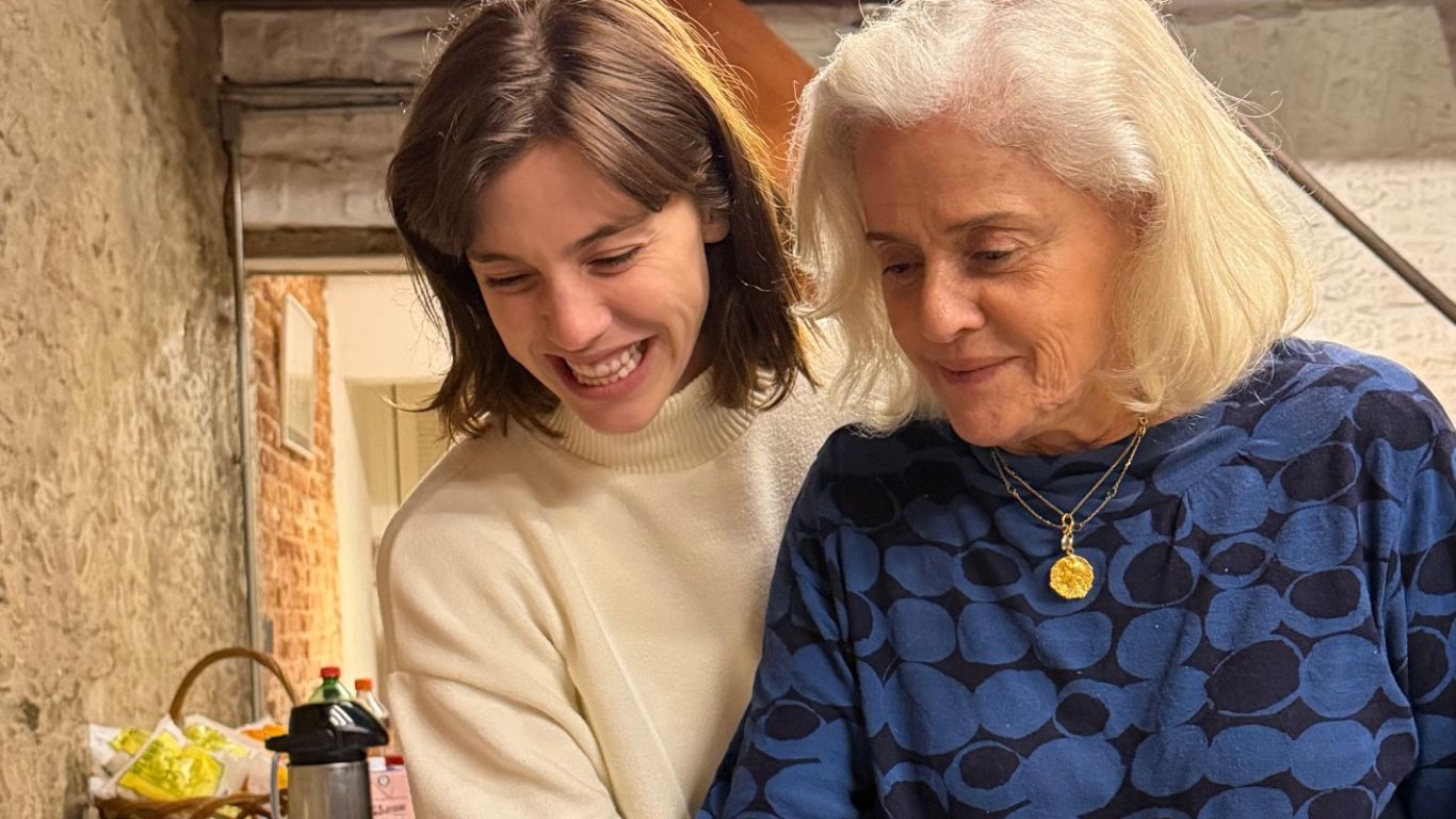 Alice Wegmann e Marieta Severo comemoram aniversário juntas após final de Vale Tudo