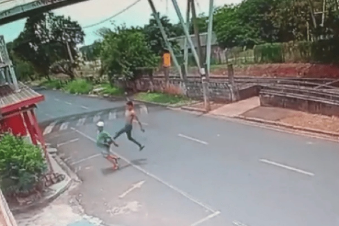 Ladrão de 19 anos dá voadora nas costas de idoso e rouba celular; veja vídeo | G5News