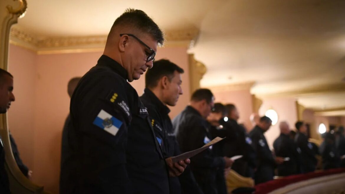 Missa reúne autoridades e familiares em homenagem a policiais mortos em operação no Rio (Divulgação)