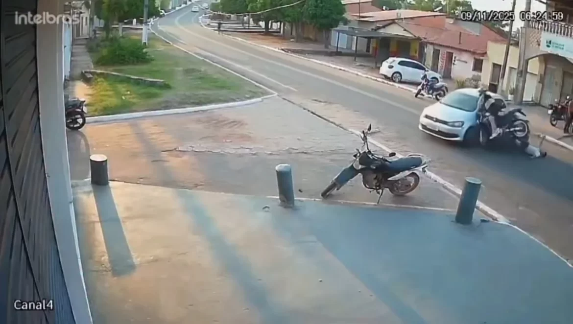 Motociclista é arremessado por cima de carro em Sen. La Rocque