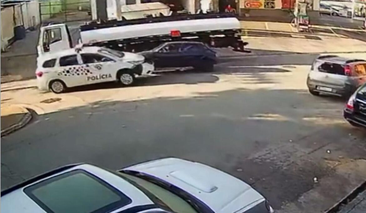 Motorista bêbado tenta dar "calote" em posto e bate de frente com viatura; vídeo | G5News