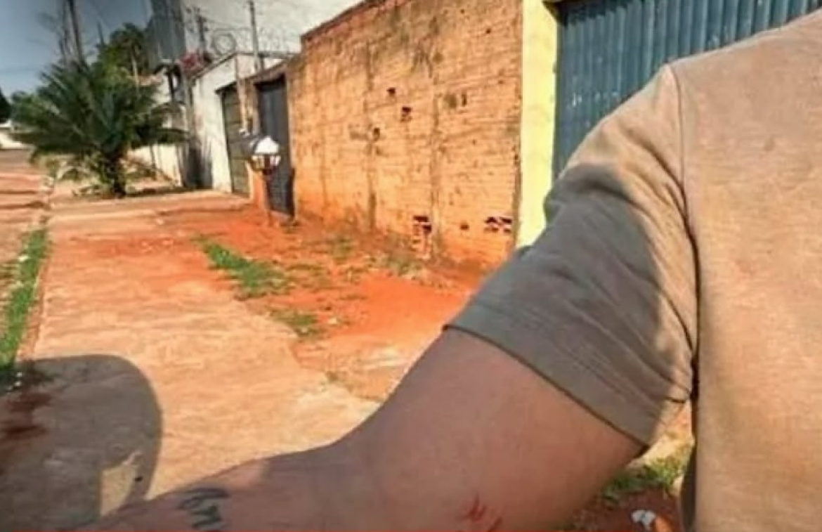 Mulher agride a tijoladas e avisa: "Vou acabar com sua vida na macumba e beber seu sangue" | G5News