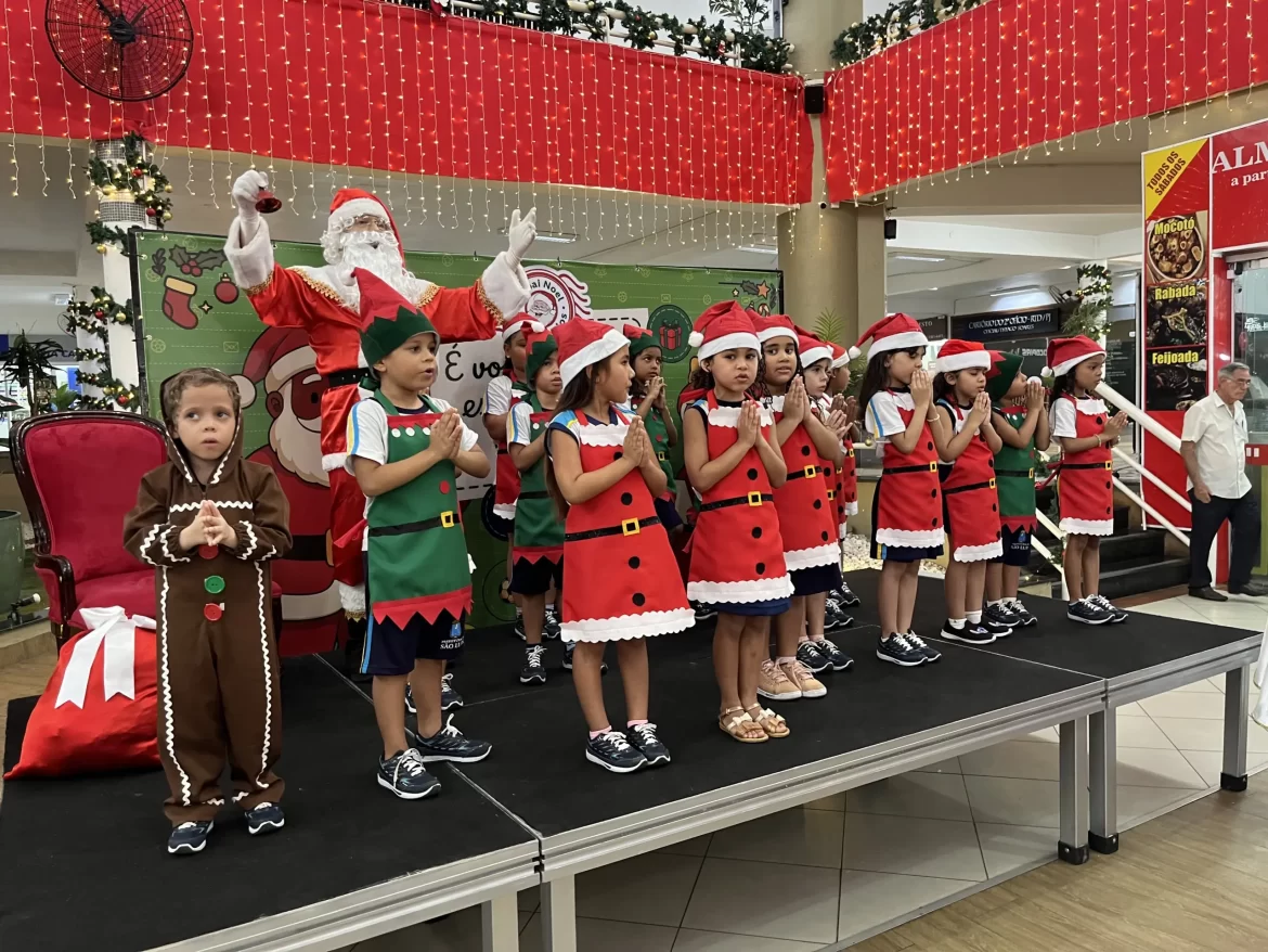 Natal Mágico: Papai Noel dos Correios Inicia Adoção de Cartinhas em Todo o País!