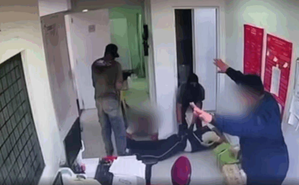 Polícia segue buscas por trio que invadiu agência bancária pelo telhado em Arari