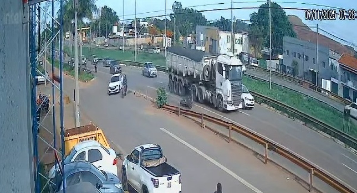 Vídeo mostra momento em que motociclista desvia de carro e morre atropelado por caminhão; veja | G5News