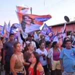 Amanda Gentil e Daniella arrastam multidão por onde passam em Caxias