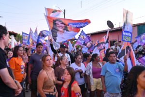 Amanda Gentil e Daniella arrastam multidão por onde passam em Caxias