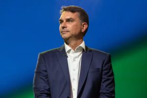 Flávio Bolsonaro quer extinguir auxílio a famílias de detentos e direcionar recursos para vítimas