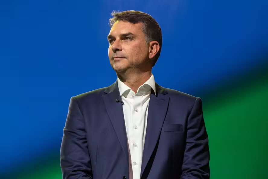 Flávio Bolsonaro quer extinguir auxílio a famílias de detentos e direcionar recursos para vítimas