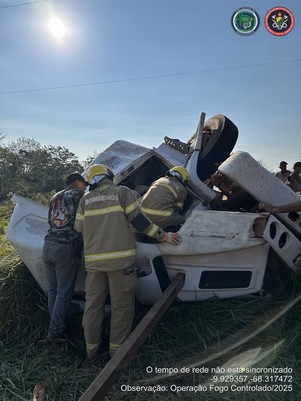 Caminhão tomba e BM resgatam duas vítimas presas às ferragens em Rio Branco