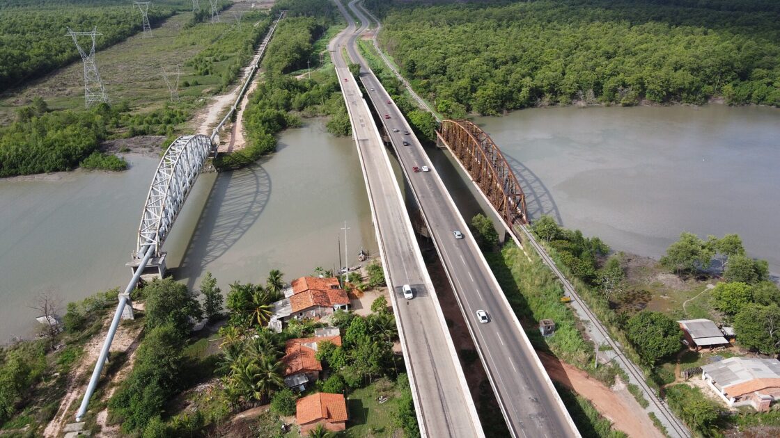 Caos no trânsito da BR-135: obras na ponte do Estreito dos Mosquitos deixam motoristas presos por horas em São Luís Caos no trânsito da BR-135: obras na ponte do Estreito dos Mosquitos deixam motoristas presos por horas em São Luís