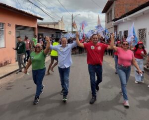 WEVERTON E EDIVALDO RECEBEM CARINHODA POPULAÇÃO DURANTE CAMINHADA NO SÃO BERNARDO