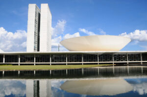 Projeto incentiva reserva de vagas para jovens em contratos com o setor público