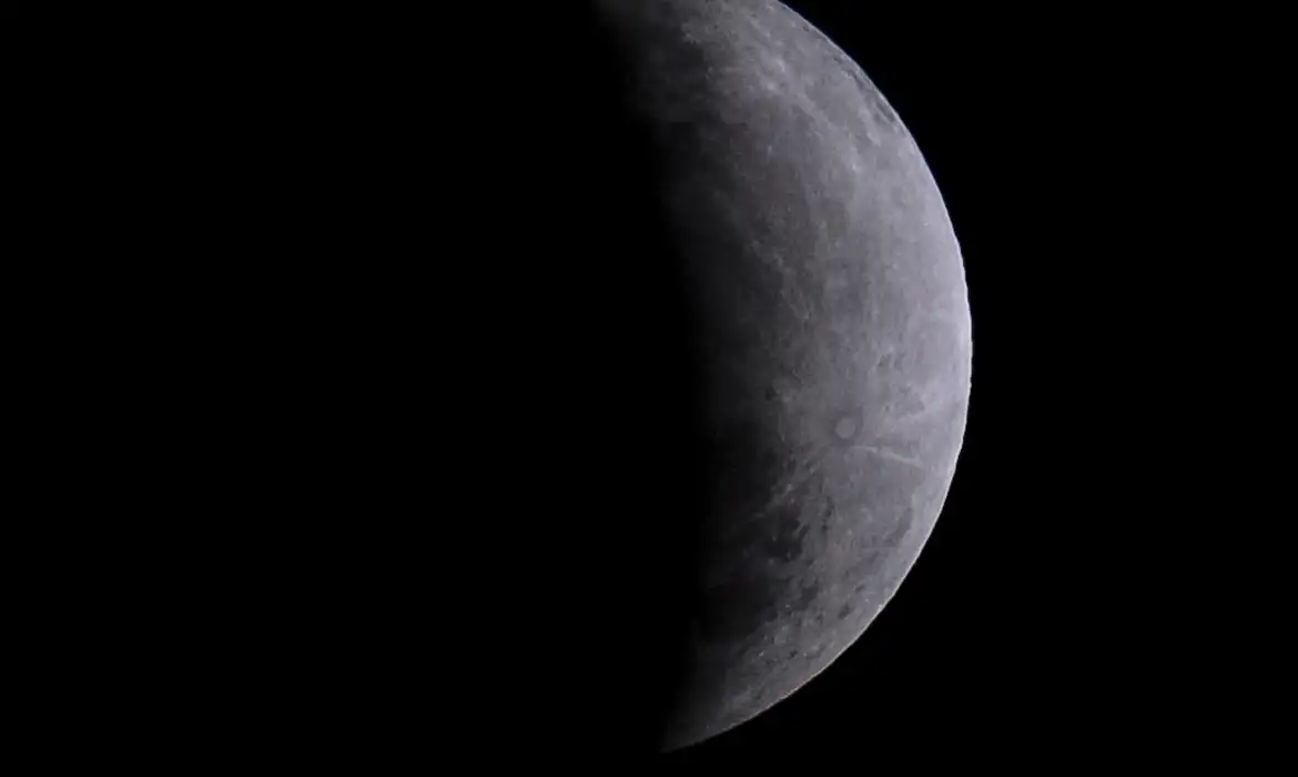 Eclipse parcial da Lua nesta quinta-feira será visto em todo o território nacional Eclipse parcial da Lua nesta quinta-feira será visto em todo o território nacional