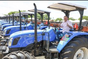 Brandão entrega 150 tratores e 88 retroescavadeiras para fortalecer agricultura familiar e municípios