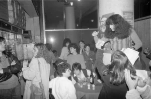 Novo livro de Julia Kumpera recupera memória e bastidores do levante lésbico no Ferro’s Bar em 1983