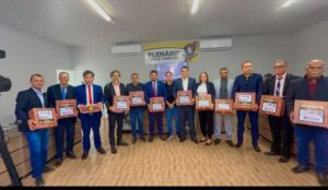 Câmara de Tuntum empossa seis novos vereadores para mandato temporário de 60 dias Sessão foi marcada pela posse dos novos parlamentares, apresentação de requerimentos e propostas para a comunidade tuntuense A Câmara Municipal de Tuntum realizou, nesta sexta-feira (28), uma sessão especial marcada pela posse de seis novos vereadores que passam a integrar temporariamente o Legislativo Municipal. Os parlamentares permanecerão em atuação pelo período de 60 dias, contribuindo com os debates, proposições e ações voltadas aos interesses da população. Foram empossados Carlim Tiburcio, Hélio Teixeira e Amilson Dilacerda, pelo PL, e Liliane, Wilame Costa e Manoel do Arroz, pelo PDT. Logo na primeira sessão, os novos vereadores demonstraram disposição para o trabalho, apresentando requerimentos e propostas voltados às demandas da população. A participação dos novos parlamentares reforça a expectativa de um período de atuação marcado pelo diálogo, pela apresentação de ideias e pela busca de melhorias para o município. A chegada dos novos vereadores foi possível graças ao licenciamento temporário dos titulares Wellington Pessoa, Valcenor Soares e Sérgio do Nanxi, do PL, e Doriam, Deusim e Everaldo, do PDT. A iniciativa permitiu que novos representantes assumissem temporariamente as cadeiras do Legislativo e contribuíssem com a construção das ações parlamentares. O momento também representa uma oportunidade de renovação e ampliação da participação política na Câmara Municipal de Tuntum, proporcionando aos novos vereadores a experiência de atuar diretamente no Legislativo e defender as demandas da comunidade. Com mandato previsto para 60 dias, os novos parlamentares iniciam seus trabalhos com o desafio de transformar esse período em uma oportunidade de trabalho efetivo, apresentando propostas, fiscalizando as ações públicas e contribuindo para o desenvolvimento de Tuntum. A expectativa é de que os próximos dois meses sejam marcados por trabalho, responsabilidade, diálogo e compromisso com os interesses da população tuntuense