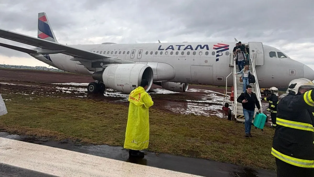 Avião da Latam derrapa, sai da pista e atola em lamaçal no Paraná; 151 pessoas a bordo