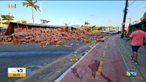 Carreta com 40 toneladas de óleo tomba na BR-135 em São Luís