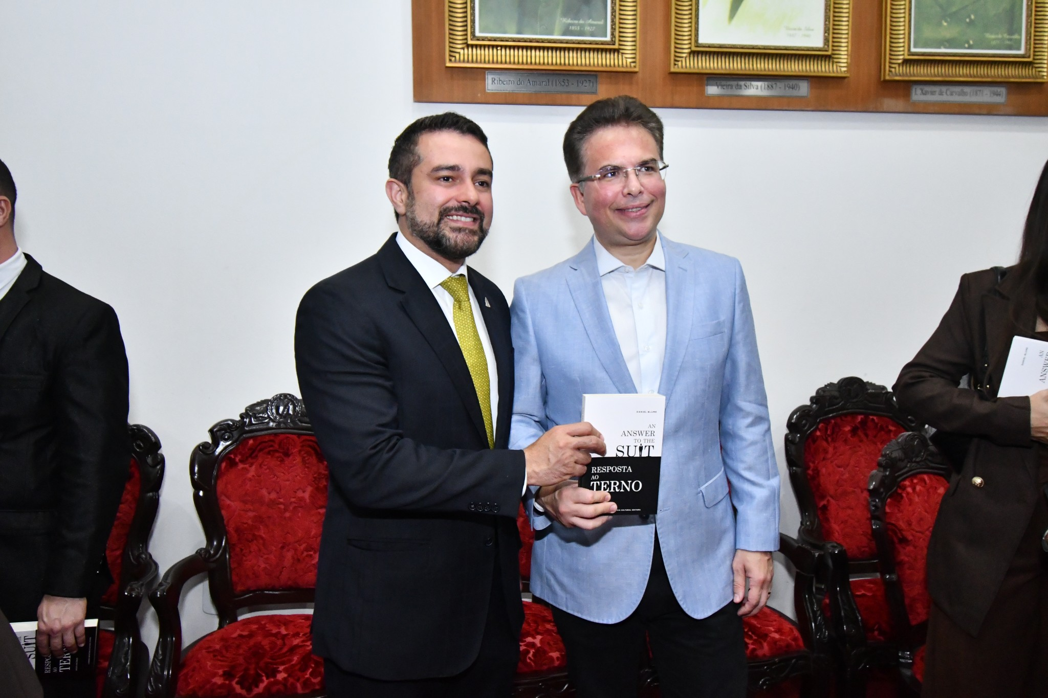 Escritor Daniel Blume lança edição bilíngue de ‘Resposta ao Terno’ na AML