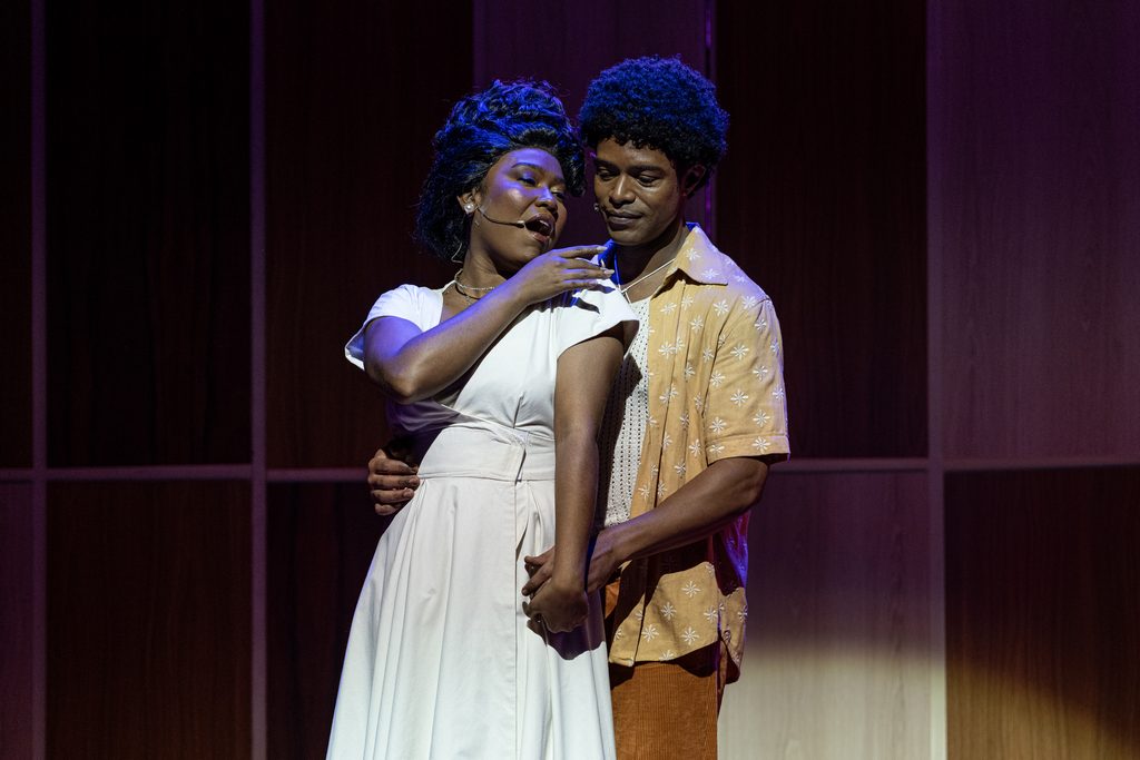 Millena Mêndonça em cena de Djavan – O Musical com elenco