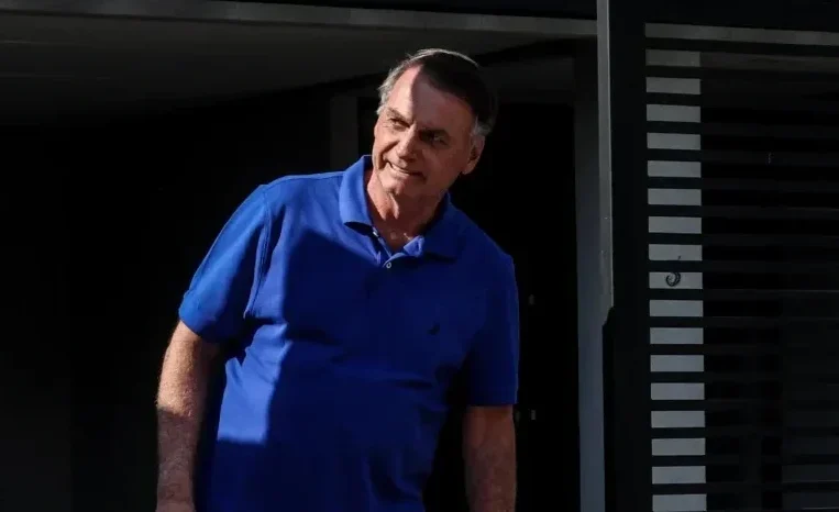 Moraes determina que Exército destrua sete armas de Bolsonaro