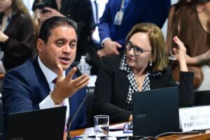 Weverton Rocha comemora a aprovação da PEC do 6×1 na CCJ e diz que a luta continua