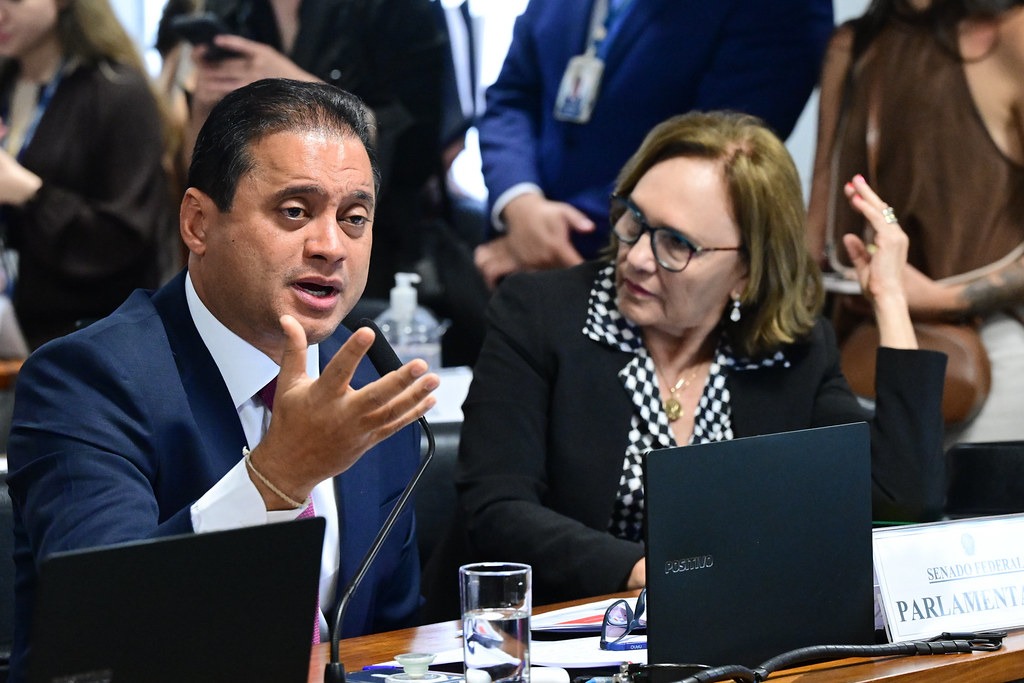 Weverton Rocha comemora a aprovação da PEC do 6×1 na CCJ e diz que a luta continua