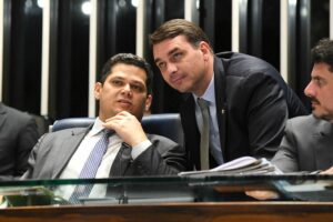 Campanha de Flávio Bolsonaro vê ameaça em ‘recado’ de Alcolumbre e prepara reação em três frentes – CartaCapital
