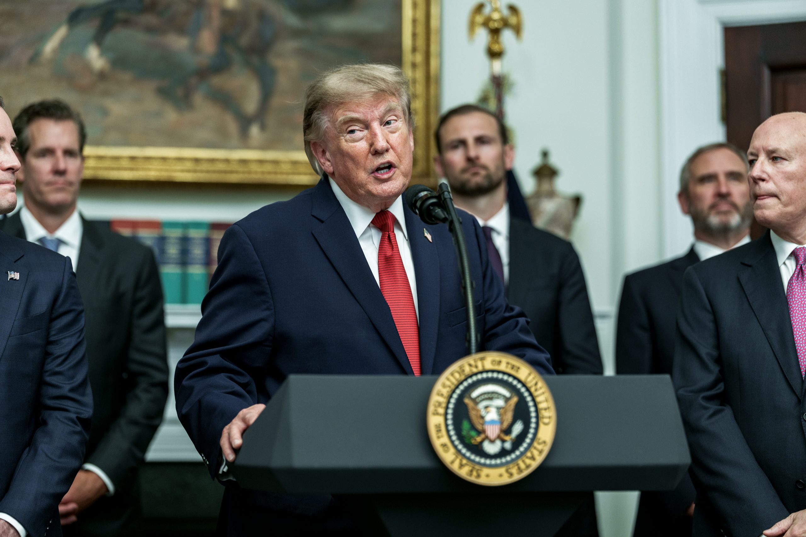 Trump lança jogos com caça a imigrantes e muro contra “horda” na fronteira