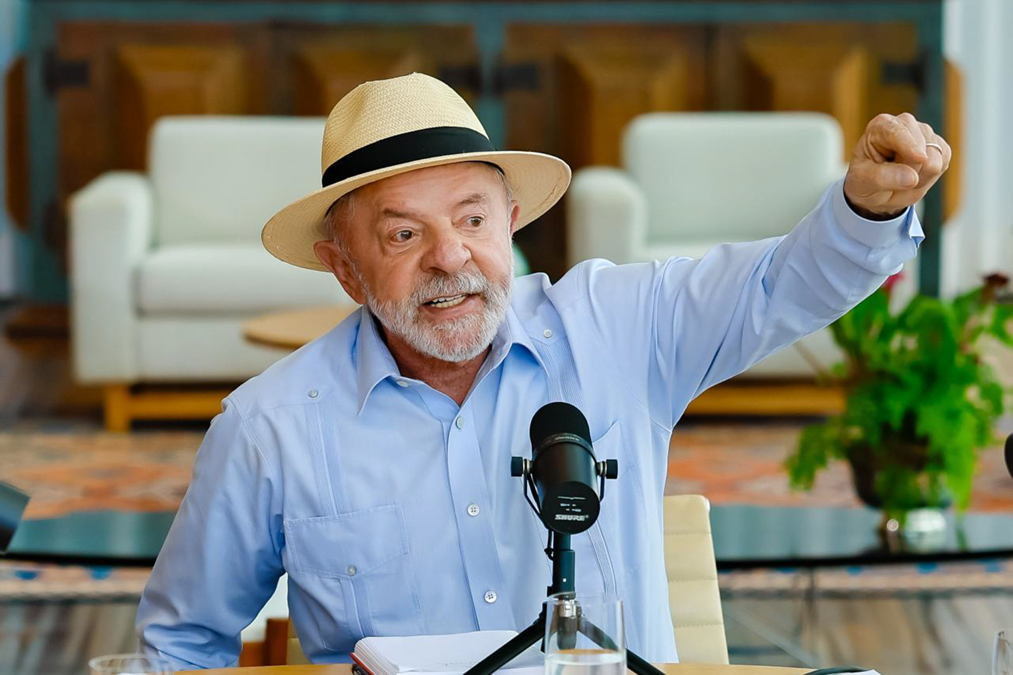 Lula vê material de Ciro com sua imagem e avisa: “Ele não está comigo” Lula vê material de Ciro com sua imagem e avisa: “Ele não está comigo”
