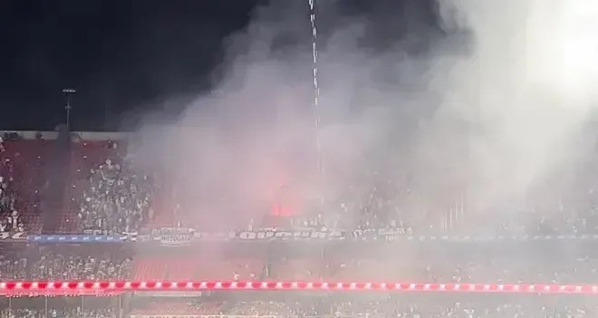 Torcedores do Atlético-MG causam confusão com sinalizadores no Morumbis
