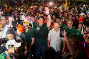 Com 20 mil pessoas nas ruas, Presidente Dutra abraça Orleans Brandão em grande arrastão