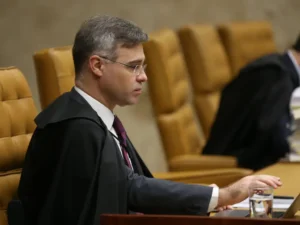Mendonça libera para plenário relatório da PF sobre relação entre Moraes e Vorcaro