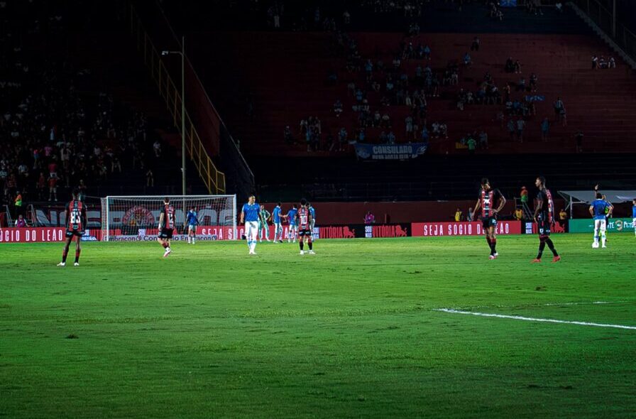 Vitória vence Grêmio colado no Z-4 do Brasileirão tricolor gaúcho próximo do rebaixamento