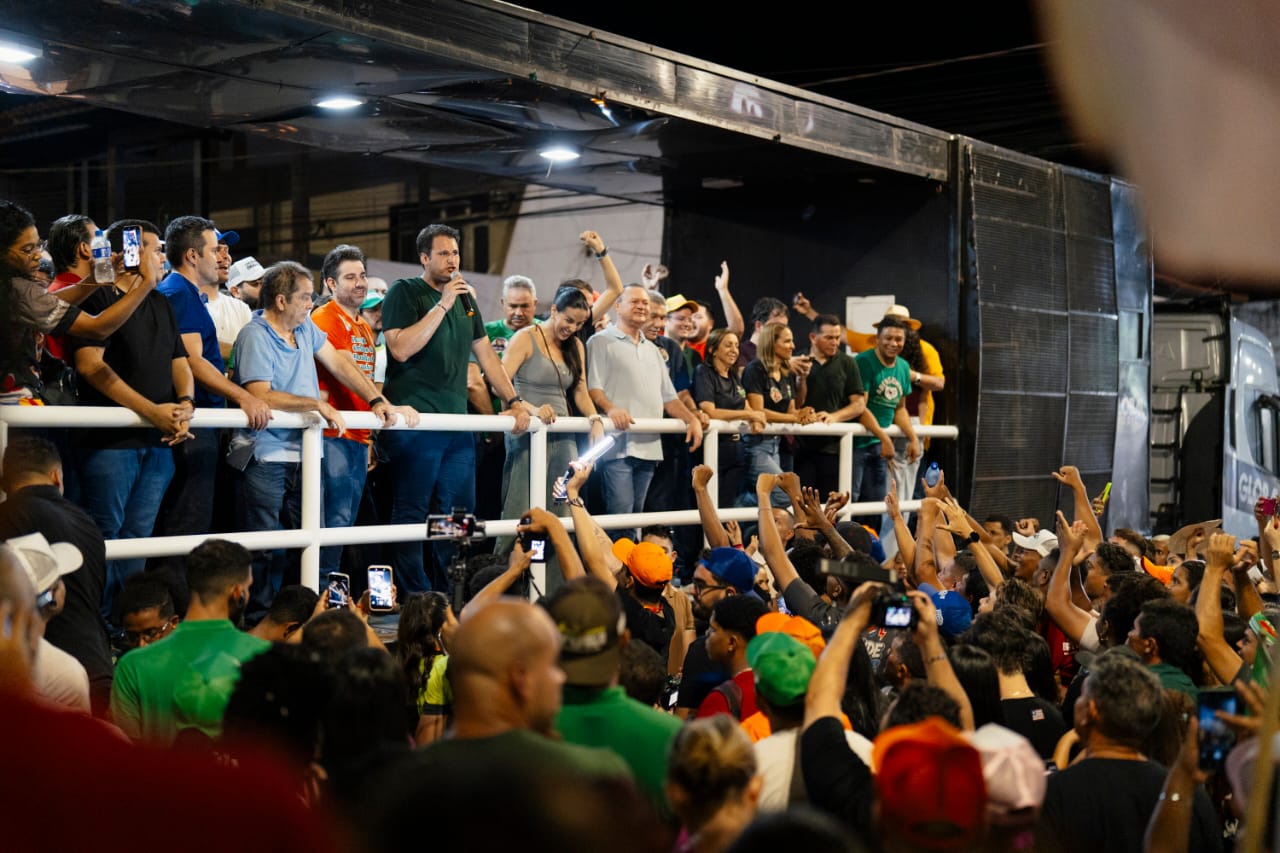 COM MAIS DE 20 MIL PESSOAS NAS RUAS, PRESIDENTE DUTRA ABRAÇA ORLEANS BRANDÃO EM GRANDE ARRASTÃO