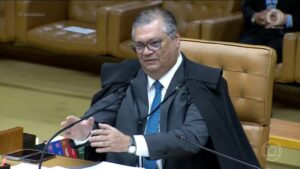 Ministro Flávio Dino derruba afastamento e determina retorno imediato do comando da Polícia Federal