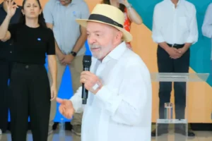 Aprovação do governo Lula oscila para cima, aponta pesquisa