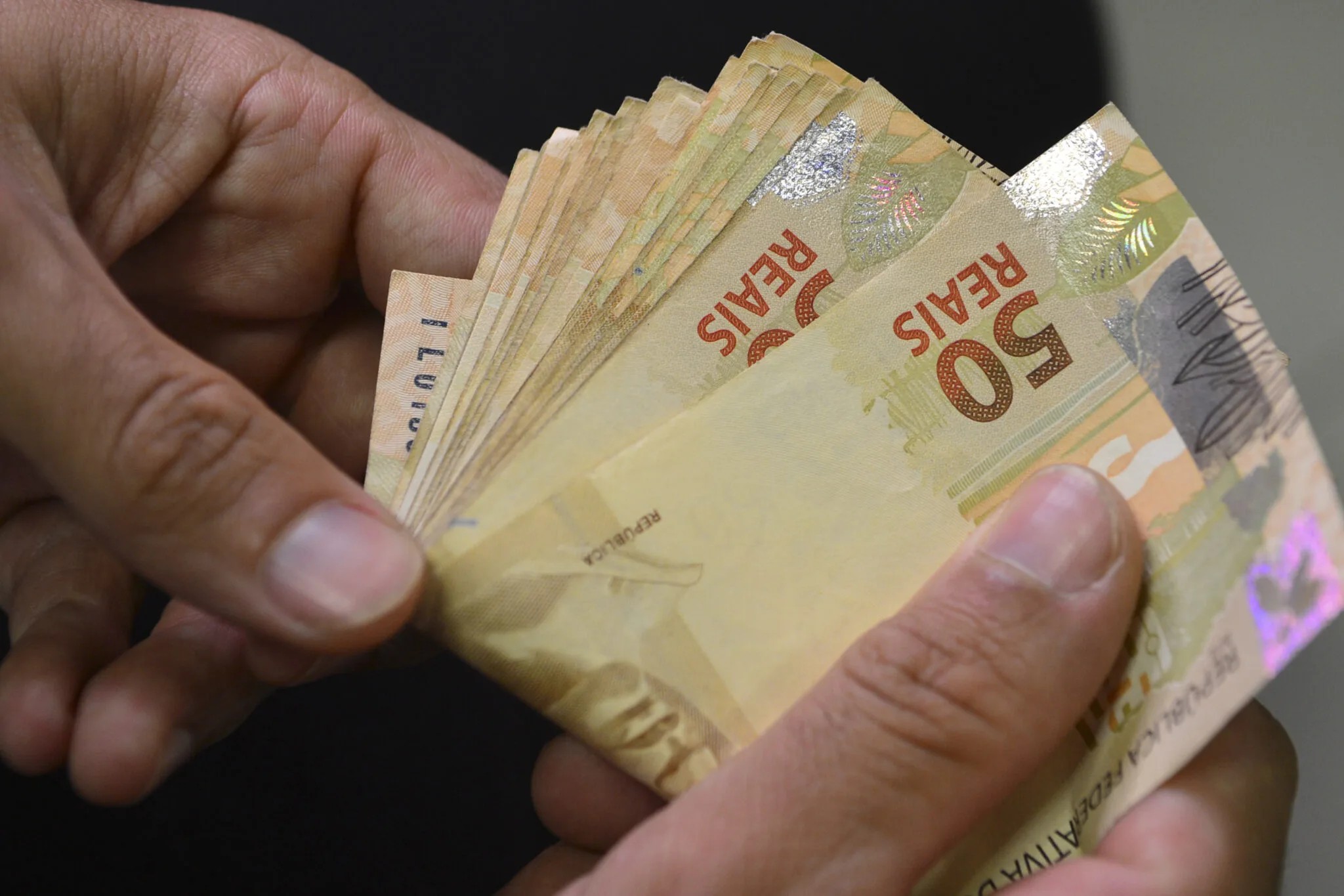 Redução da Selic para 13,75% é ‘performática’ e insuficiente, avalia economista da UFRJ