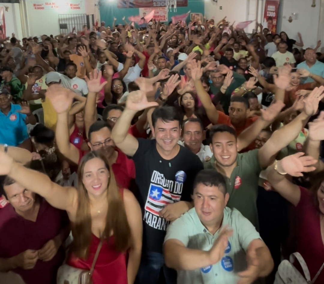 Lotou dentro e fora: ato de Rubens Jr. reúne multidão em Timon