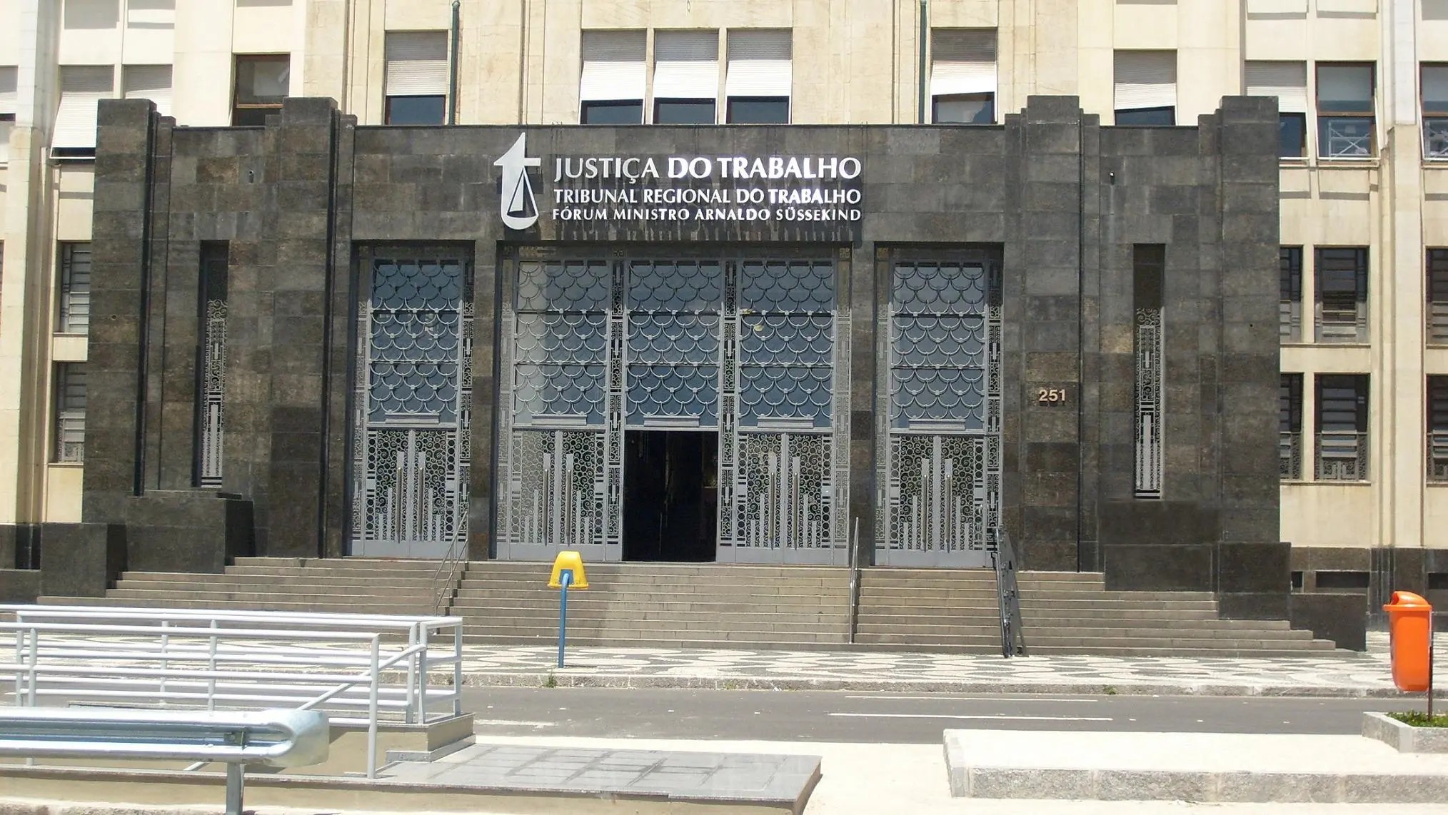 Justiça do RJ condena empresa a pagar R$ 5 mil a trabalhador umbandista exposto a cultos evangélicos