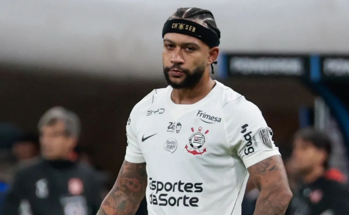 Torcida do Corinthians reage mal a Memphis no anúncio da escalação