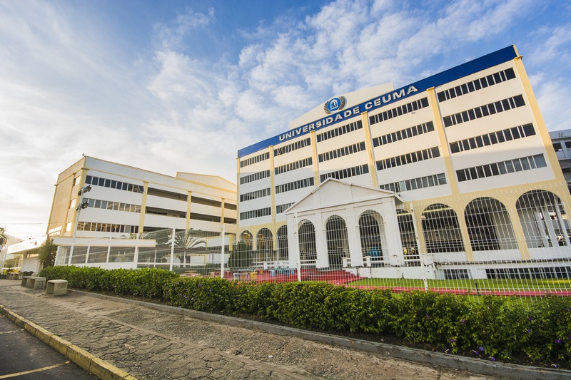 Universidade Ceuma transforma praça em espaço de leitura e troca de livros