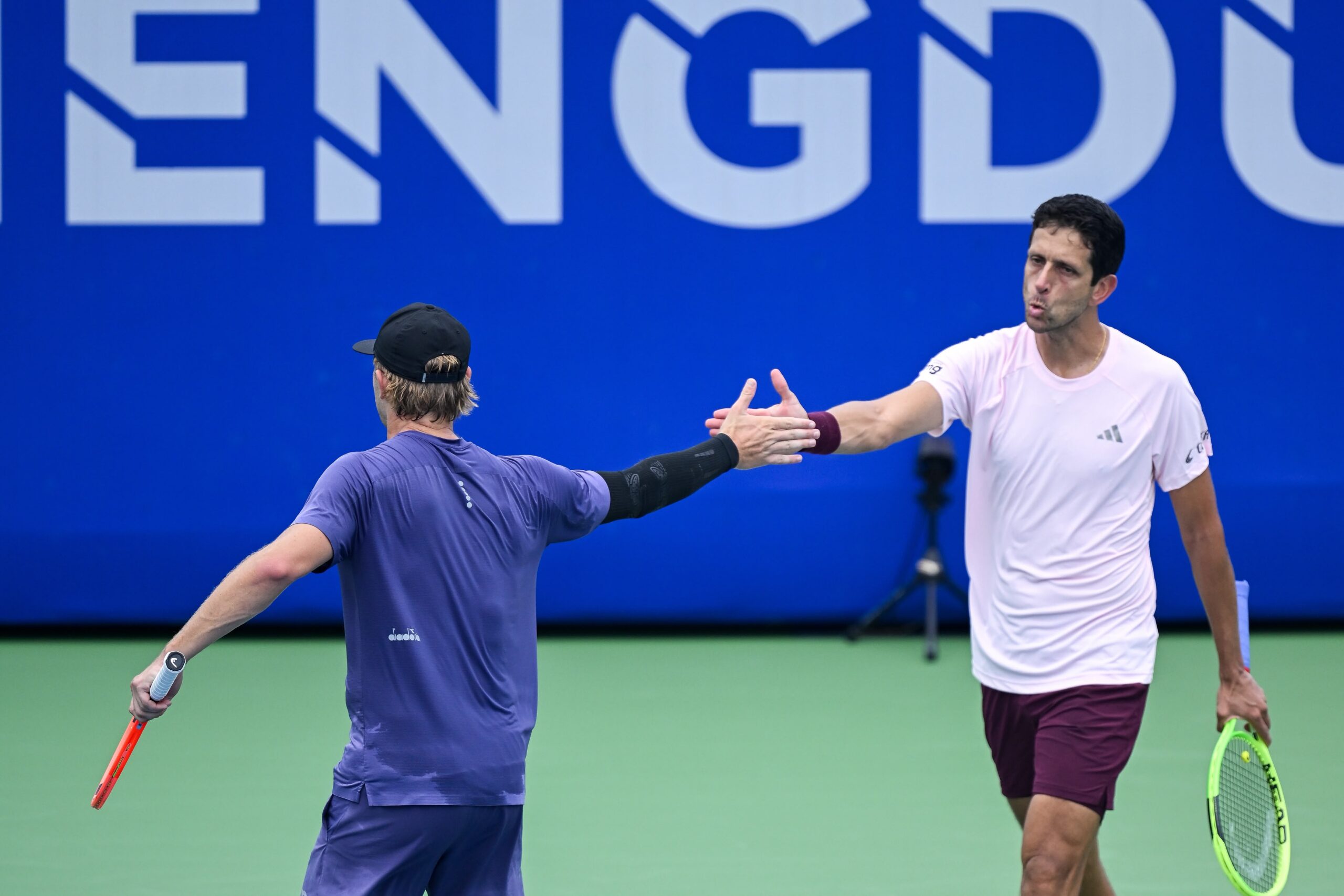 Melo vence dois tiebreaks na China, Romboli cai na semifinal