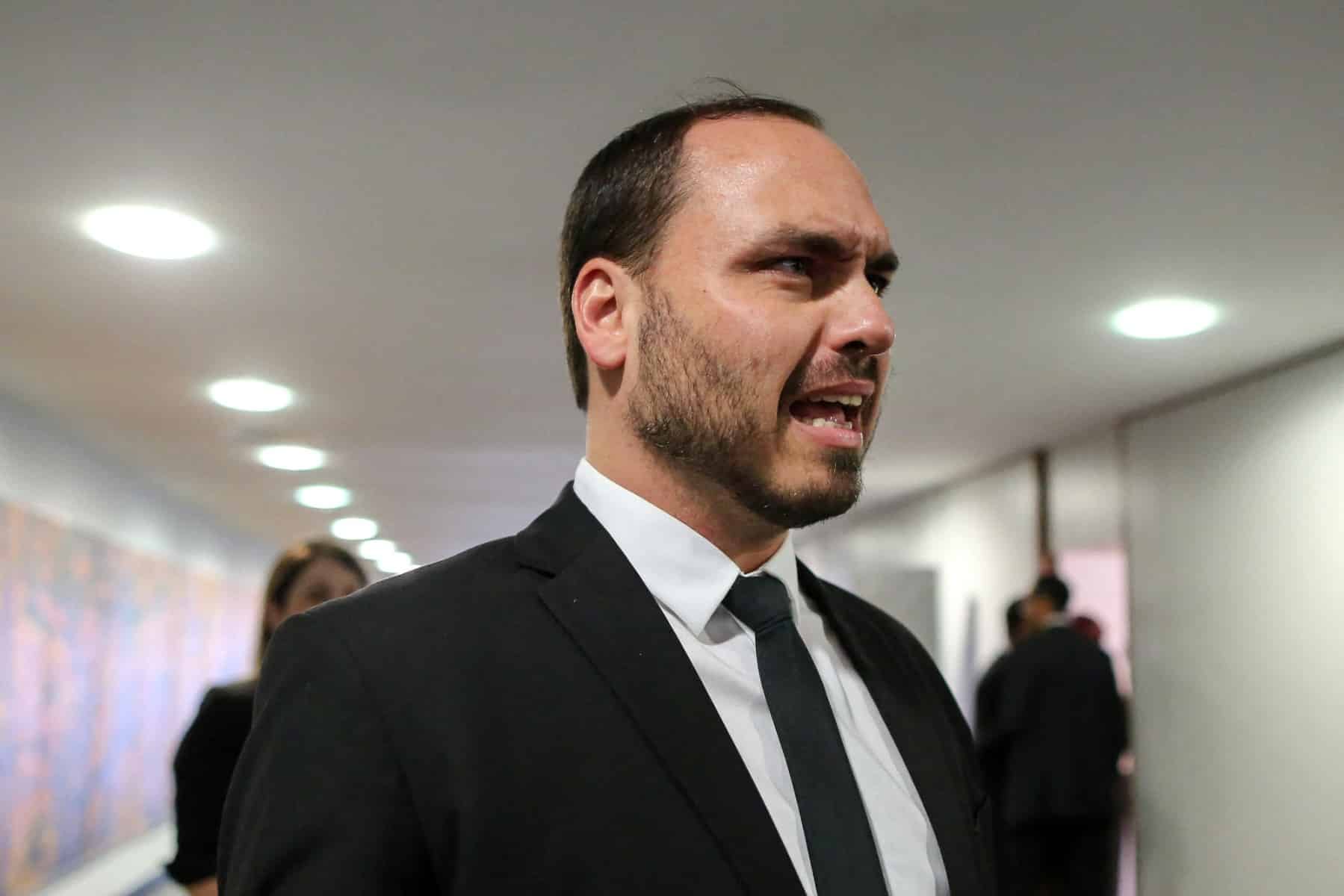 A reação de Carlos Bolsonaro após ser chamado de “estrupício” por Esperidião Amin